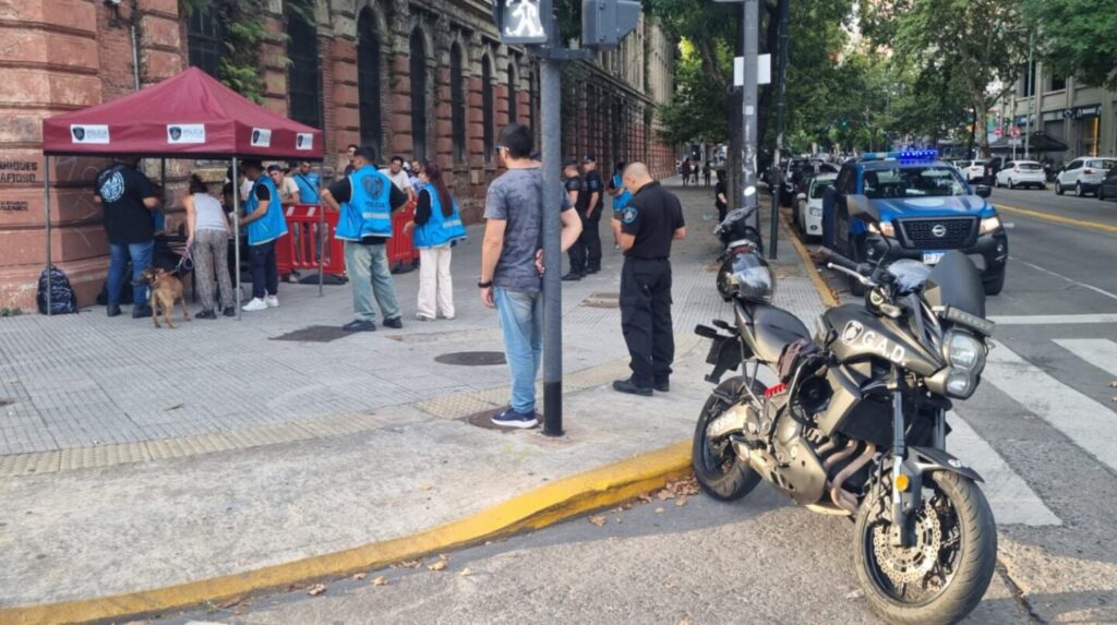 la-policia-labro-mas-de-300-infracciones-y-demoro-a-100-cuidacoches-foto-policia-de-la-ciudad-APFK3ISIHVBFXIASWSRJ4PYVQA